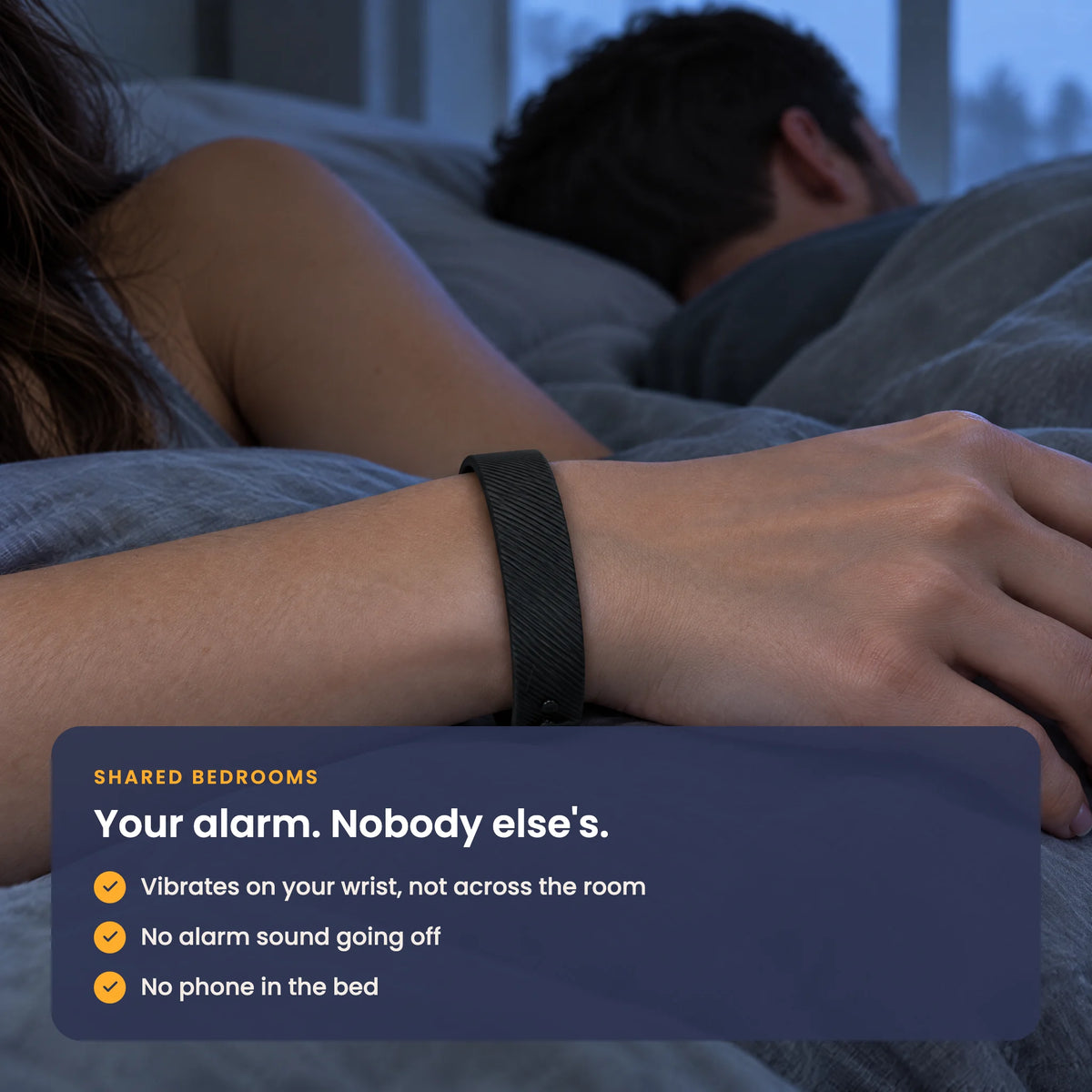 Shared bedroom: the alarm vibrates on the wrist