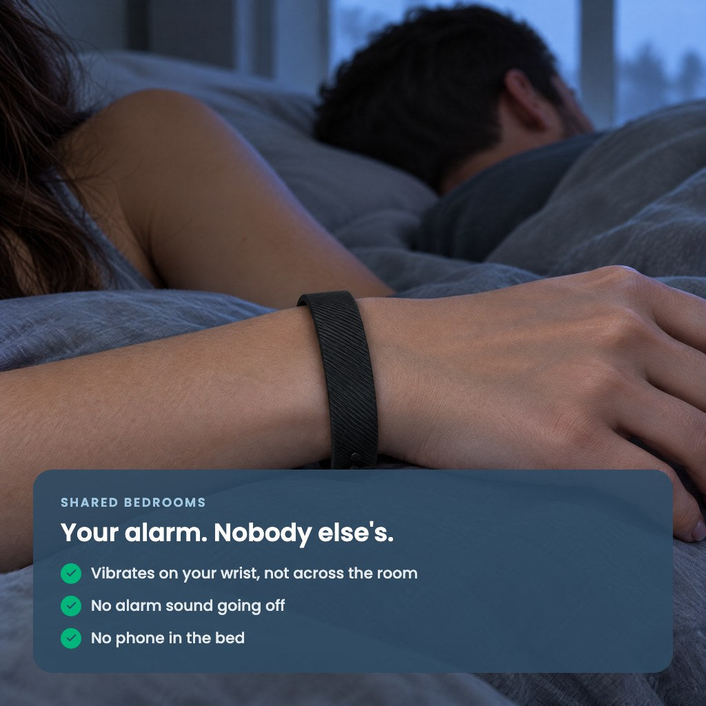 Shared bedroom: the alarm vibrates on the wrist